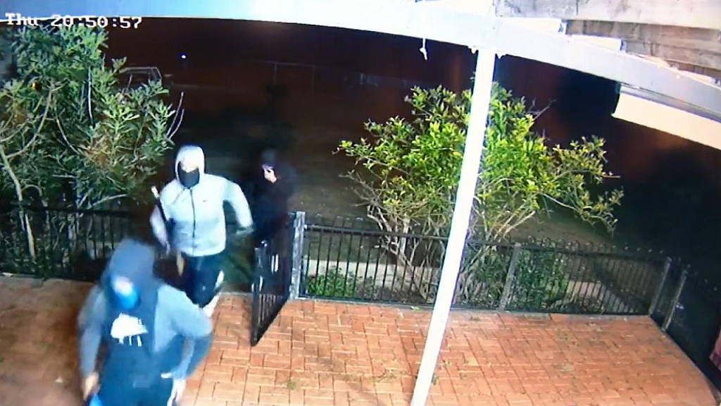 “再出声就开枪打你！”澳民宅遭团伙入室抢劫，屋主惨遭殴打，12岁孩子被枪指着头（视频/组图） - 2