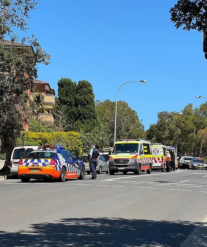 悉尼街头5车相撞！2人受伤送医，封路致交通延误，公交被迫改道（视频/组图） - 5
