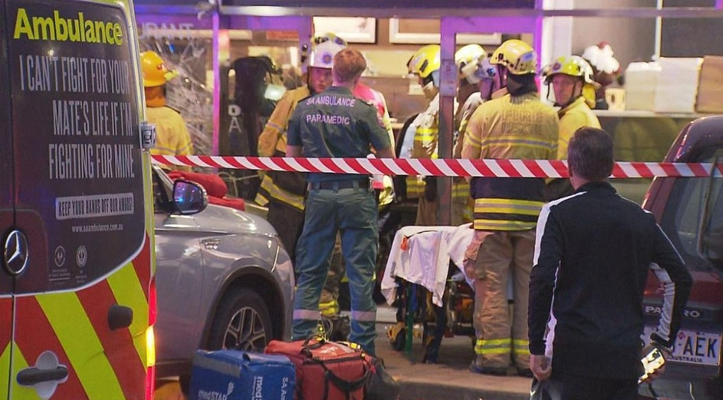 澳洲汽车冲进披萨店！4人受伤送医，门店严重受损（组图） - 2