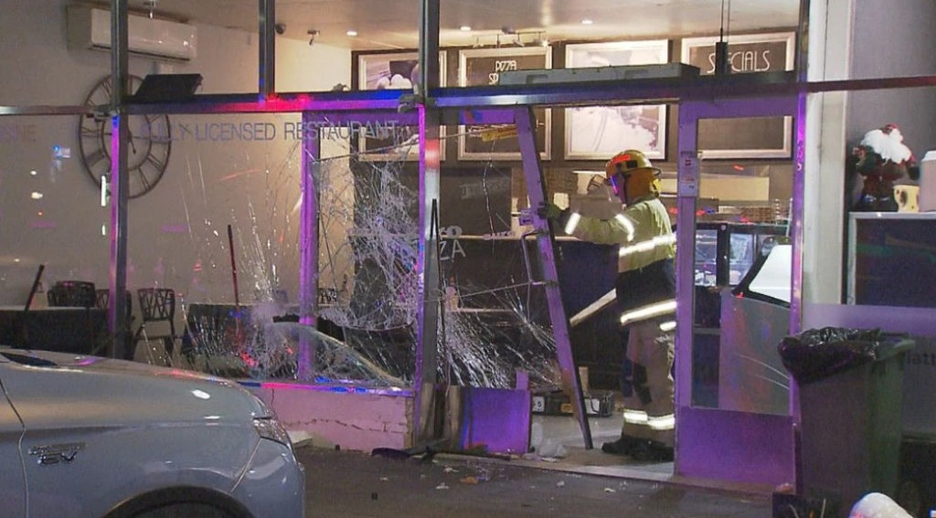 澳洲汽车冲进披萨店！4人受伤送医，门店严重受损（组图） - 3