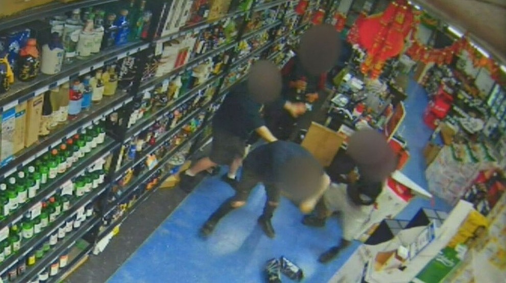 墨尔本6名青少年“大闹”酒类商店！店员被打骨折，还偷走数千刀的酒（组图） - 3
