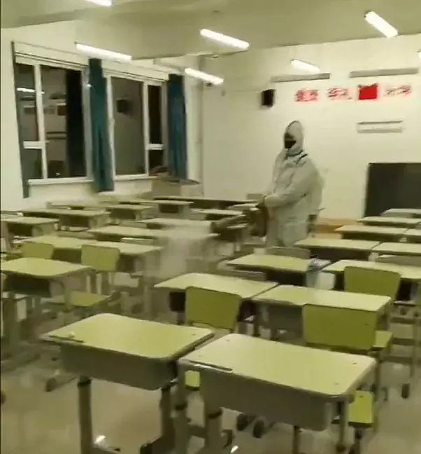 曝某学校内出现“大白”，穿防护服全方面消杀，网友们又吵翻了（视频/组图） - 2