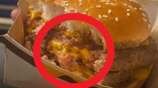 澳男吃麦当劳遇到恶心一幕！“夹生”汉堡吃出后遗症...（组图）