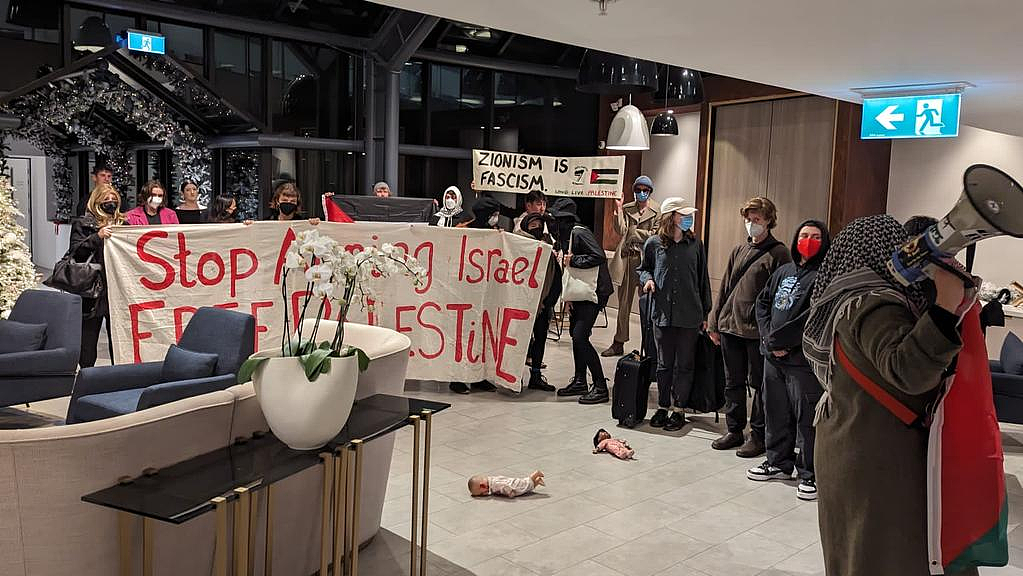 亲巴勒斯坦抗议者冲进墨尔本酒店，高举标语摆放“血娃娃”！以色列人质亲友被迫躲藏（组图） - 2
