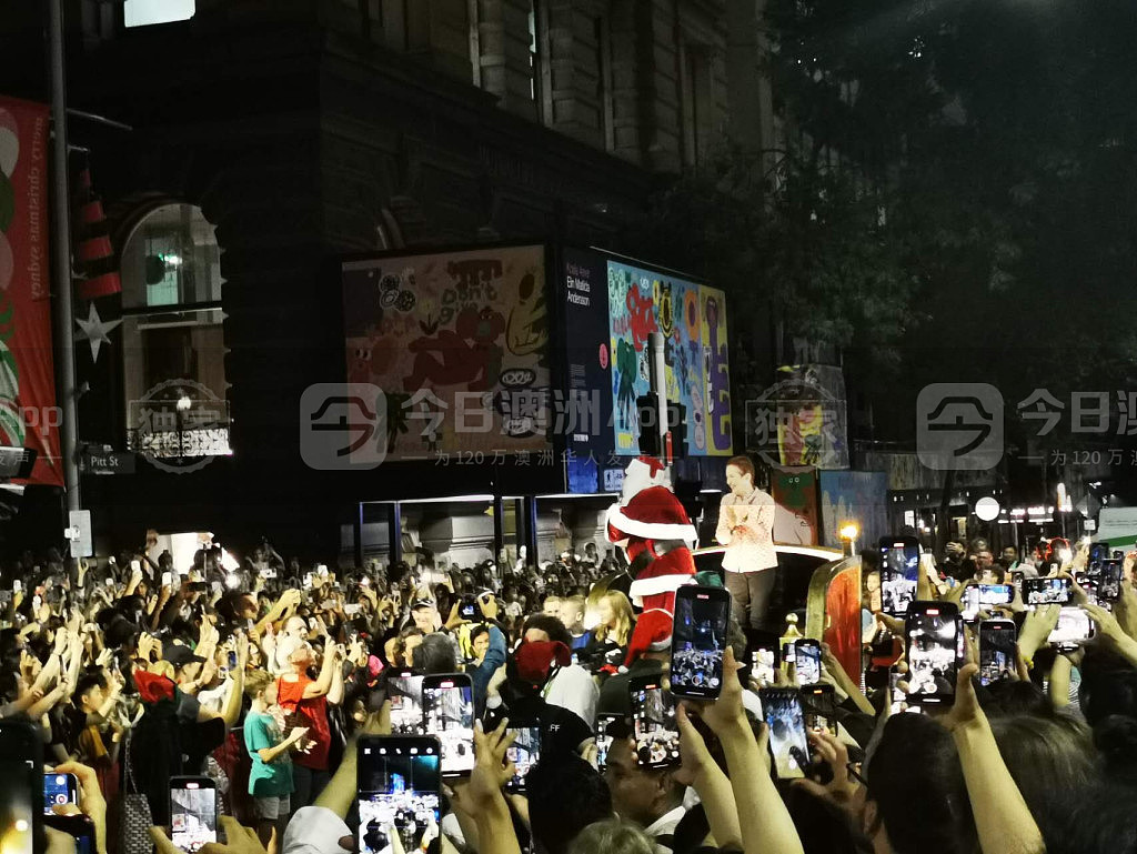 圣诞老人来啦！悉尼马丁广场圣诞树亮灯，市长“雪橇巡游”，数千人冒雨齐倒数（视频/组图） - 4