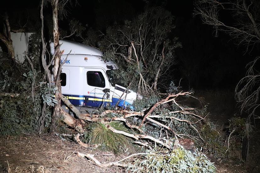 悲剧！西澳发生严重车祸，轿车与卡车车队相撞，一女子当场死亡（组图） - 2