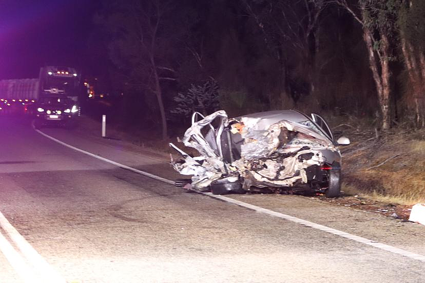 悲剧！西澳发生严重车祸，轿车与卡车车队相撞，一女子当场死亡（组图） - 3