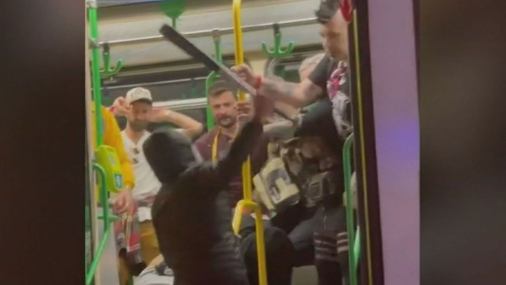 墨尔本电车爆发激烈冲突！乘客互相殴打，甚至手持棒球棒，现场一片混乱（视频/图） - 2