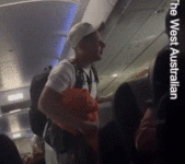 视频疯传！澳男在机上“发癫”，扇乘客耳光遭众人群殴，被警方拖走还呛：来单挑啊（视频/组图）