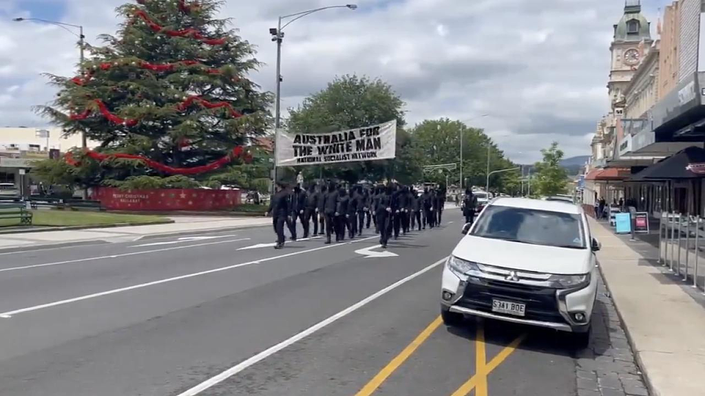 澳洲街头惊现新纳粹游行！黑衣人大喊“澳洲属于白人”，警方“视而不见”引争议（视频/组图） - 2