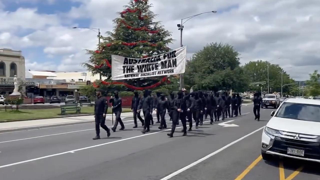 澳洲街头惊现新纳粹游行！黑衣人大喊“澳洲属于白人”，警方“视而不见”引争议（视频/组图） - 3