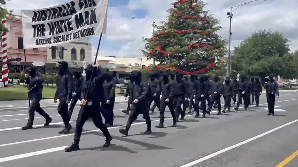 澳洲街头惊现新纳粹游行！黑衣人大喊“澳洲属于白人”，警方“视而不见”引争议（视频/组图） - 4