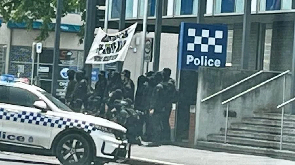 澳洲街头惊现新纳粹游行！黑衣人大喊“澳洲属于白人”，警方“视而不见”引争议（视频/组图） - 5