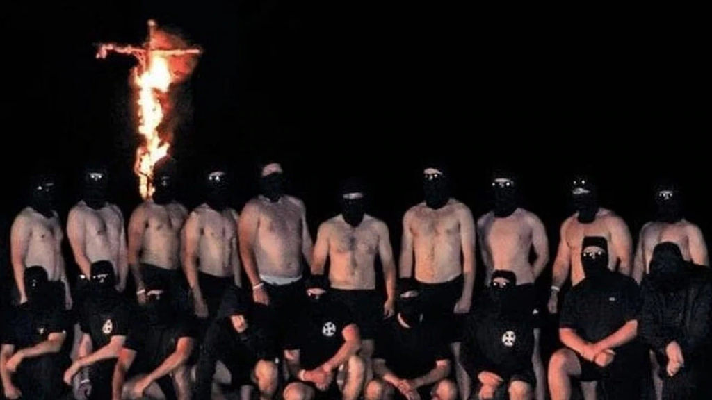 澳洲街头惊现新纳粹游行！黑衣人大喊“澳洲属于白人”，警方“视而不见”引争议（视频/组图） - 7