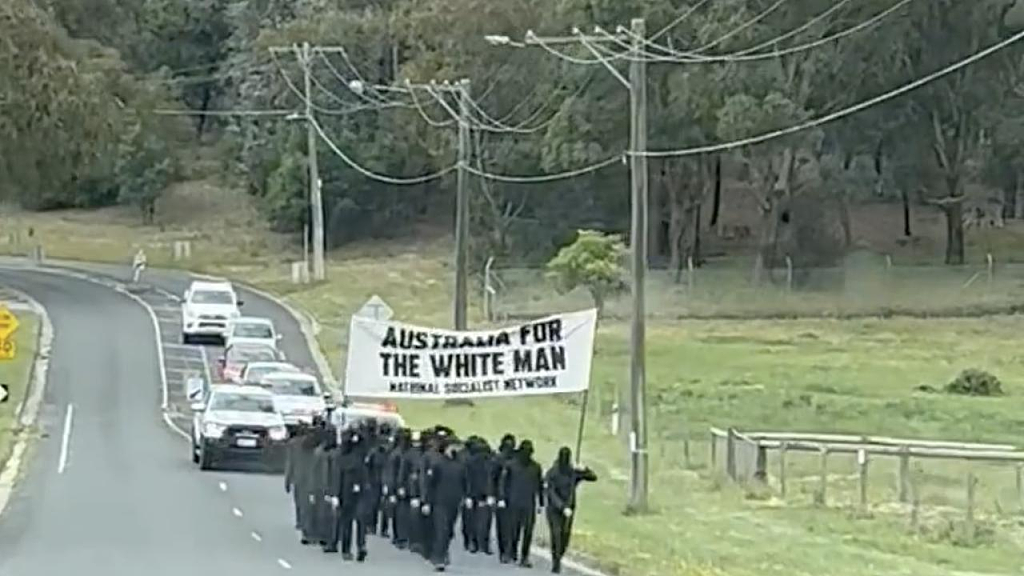 澳洲街头惊现新纳粹游行！黑衣人大喊“澳洲属于白人”，警方“视而不见”引争议（视频/组图） - 6