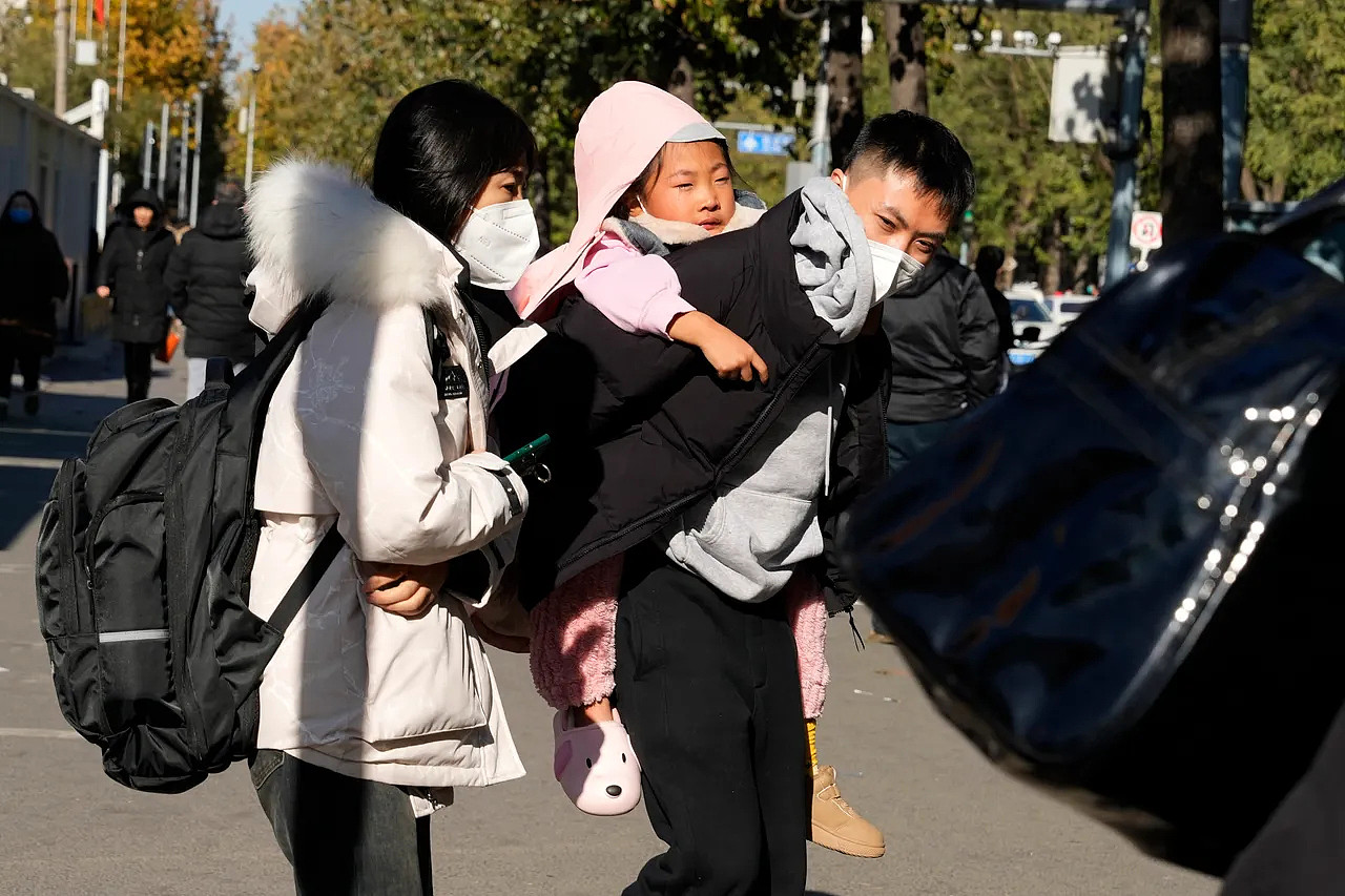 北京一名带孩子看病的家长。