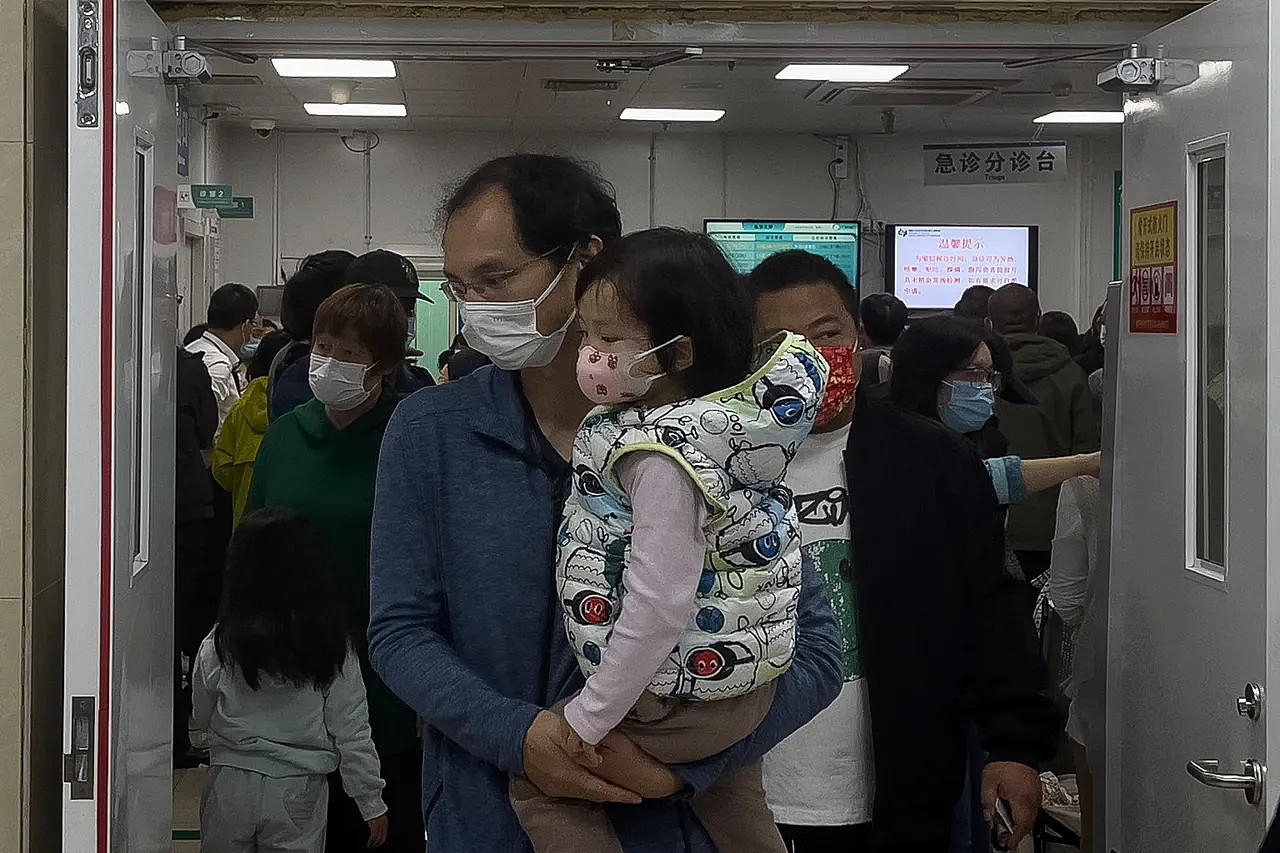 北京一间医院内人满为患。 资料照片