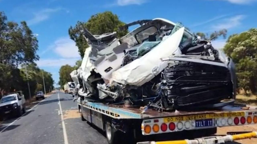 澳洲面包车与卡车相撞，秒变废铁！3人死里逃生，现场一片狼藉（组图） - 2