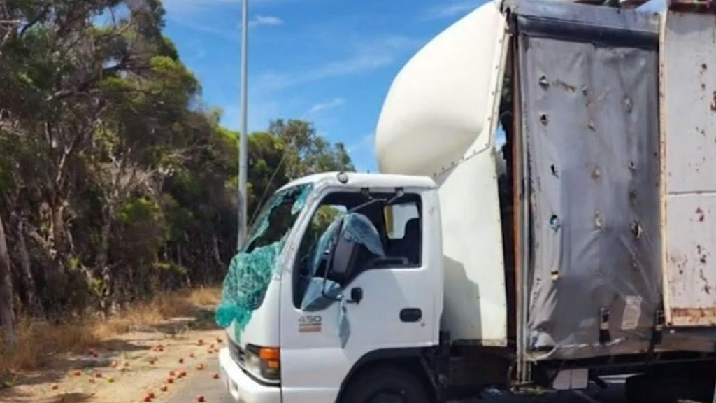澳洲面包车与卡车相撞，秒变废铁！3人死里逃生，现场一片狼藉（组图） - 5