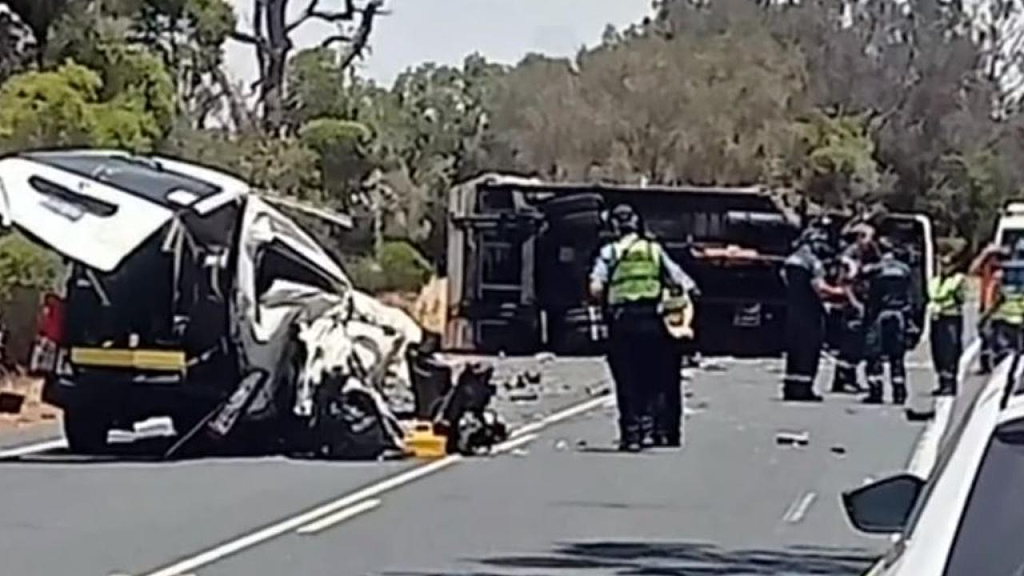 澳洲面包车与卡车相撞，秒变废铁！3人死里逃生，现场一片狼藉（组图） - 7