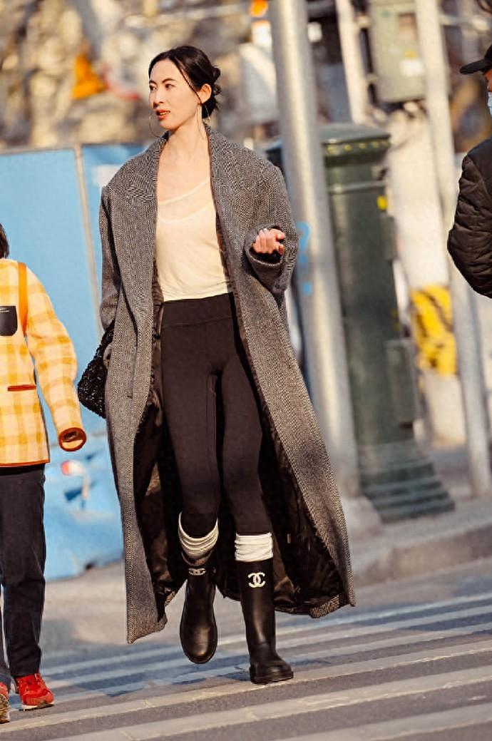 【时尚】被上海女生惊艳了！满街都是“大衣+无痕裤”，保暖好看，很洋气（组图） - 1
