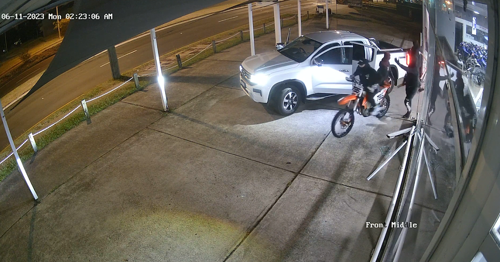 监控曝光！悉尼5名小偷撞店偷车，警方紧急追捕（视频/组图） - 2