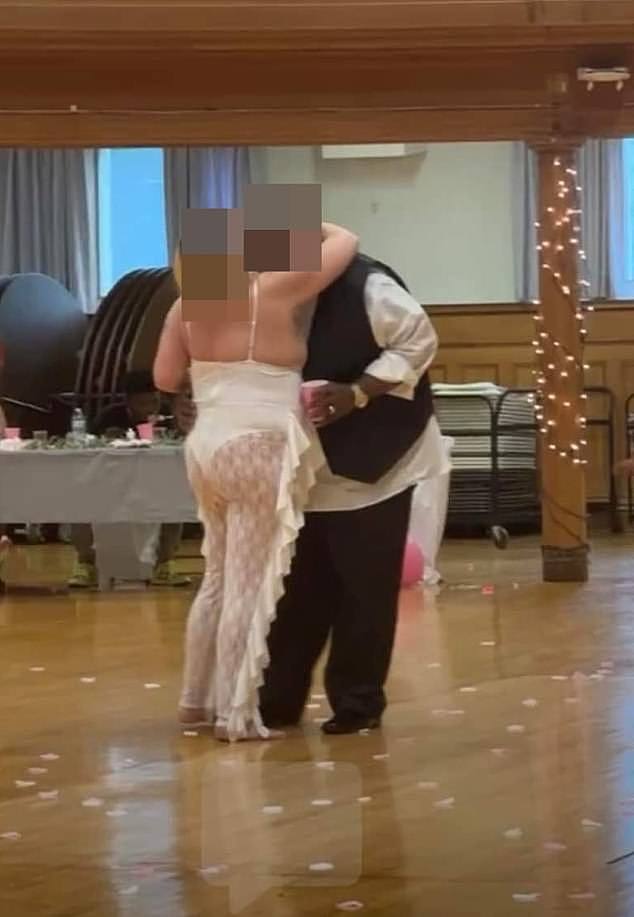 一位新新娘因在大喜之日穿着“活泼”和“俗气”的服装而被恶搞者羞辱。