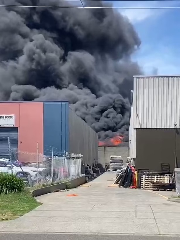澳工厂发生失控火灾！浓浓黑烟笼罩天空，附近居民千万别出门（视频/组图） - 2