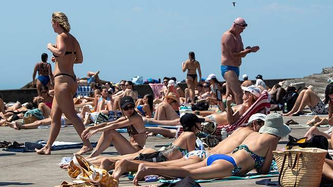 Sydneysiders flock to Clovelly Beach to cool down. Picture: NCA NewsWire / Simon Bullard