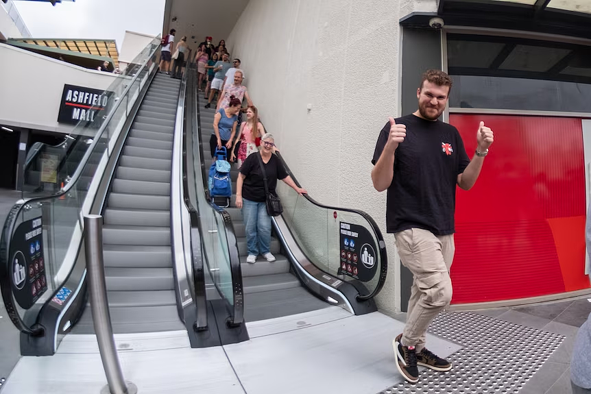 时隔4年，悉尼Ashfield商场自动扶梯重新开放！居民前往庆祝，遭保安威胁（组图） - 4