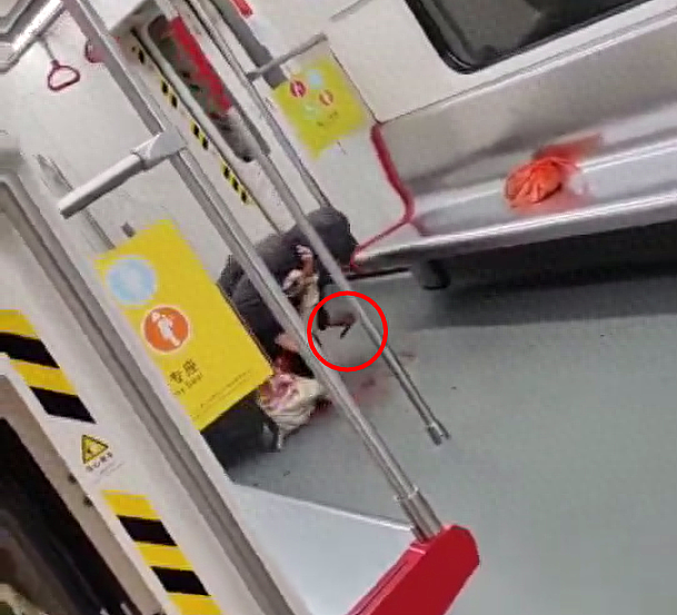 广州地铁9号线发生持刀伤人事件，有小孩哭喊“爸爸”，警方回应（视频/组图） - 1