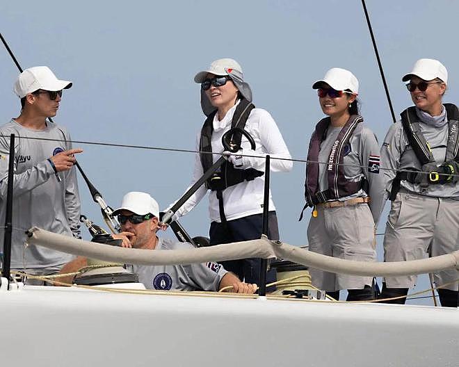 泰国王后徒手爬20米桅杆引关注，帆船比赛归来，71岁泰王没去迎接（组图） - 2