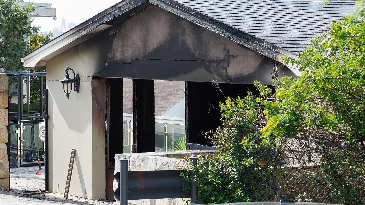 周一早上，一辆兰博基尼和一辆特斯拉在猎人山的车库火灾中被毁。图片：大卫·斯威夫特