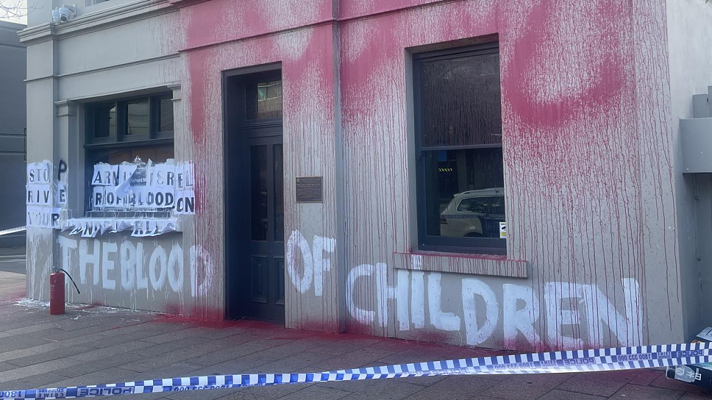 澳副总理办公室再遭亲巴抗议者破坏！墙上被泼红漆，警方封锁现场（组图） - 2