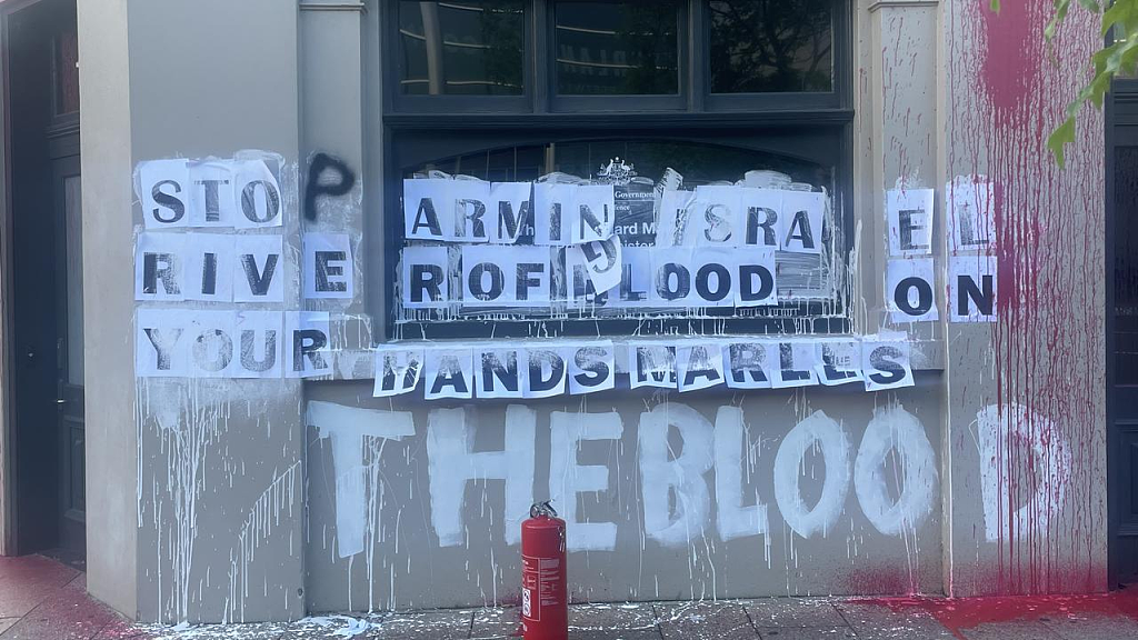 澳副总理办公室再遭亲巴抗议者破坏！墙上被泼红漆，警方封锁现场（组图） - 4