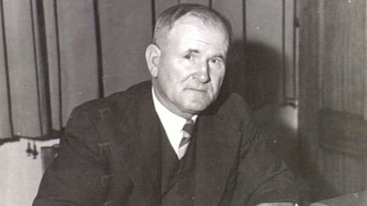 弗雷德里克·斯图尔特 (Frederick Stewart) 爵士是一位成功的纽卡斯尔铁路、公共汽车和航空企业家以及联邦政治家，他在 20 世纪 30 年代购买了这些车牌。