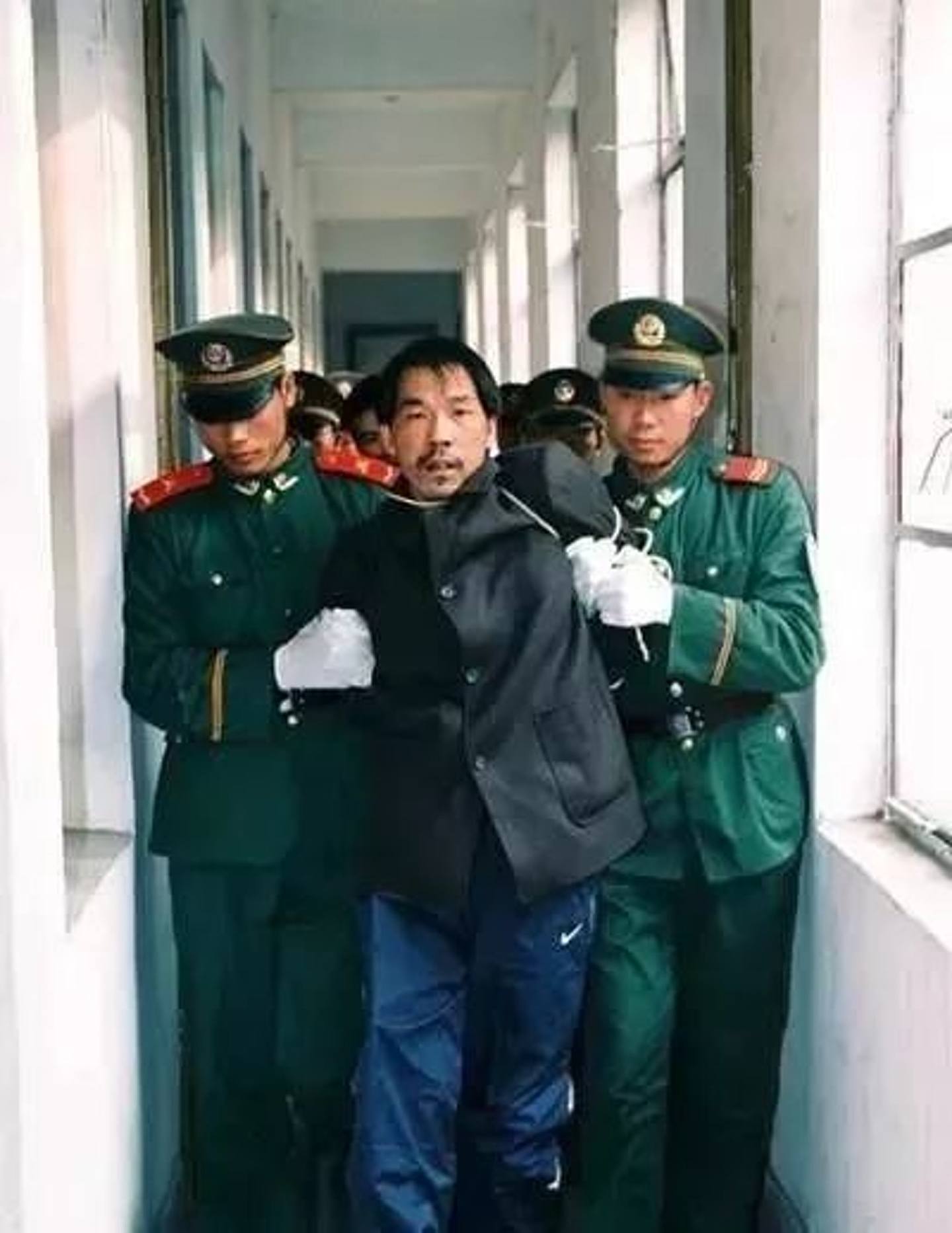 劳荣枝的男友法子英在1999年与公安枪战后被捕，同年底被枪决。 （微博图片）
