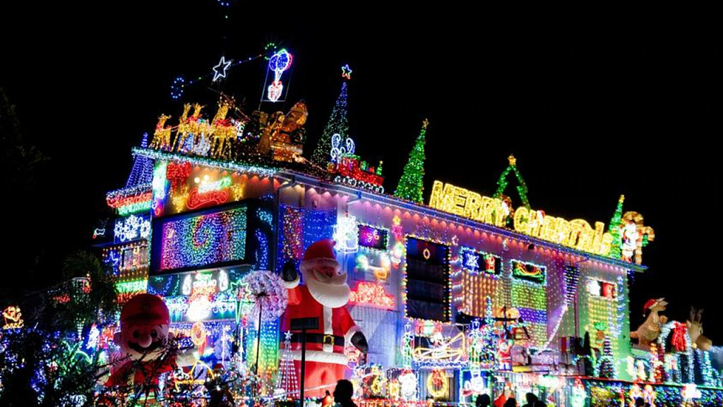 “太美了”澳家庭圣诞装饰火出圈！全屋6万盏灯，圣诞老人11米高...网友：电费多少？（视频/组图） - 2