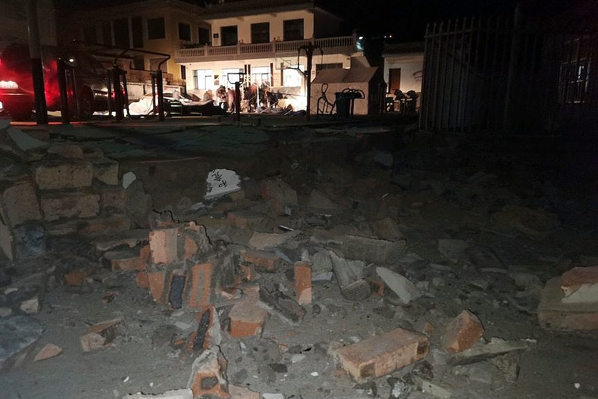 在中国甘肃省西北部的积石山县，地震后房屋倒塌，一片狼藉。