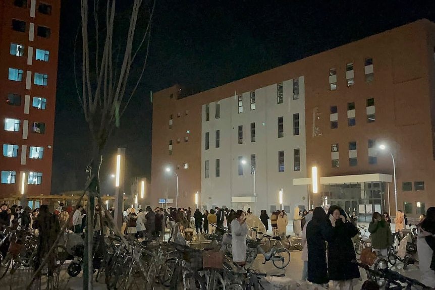 震后，兰州大学榆中校区学生纷纷走出宿舍。