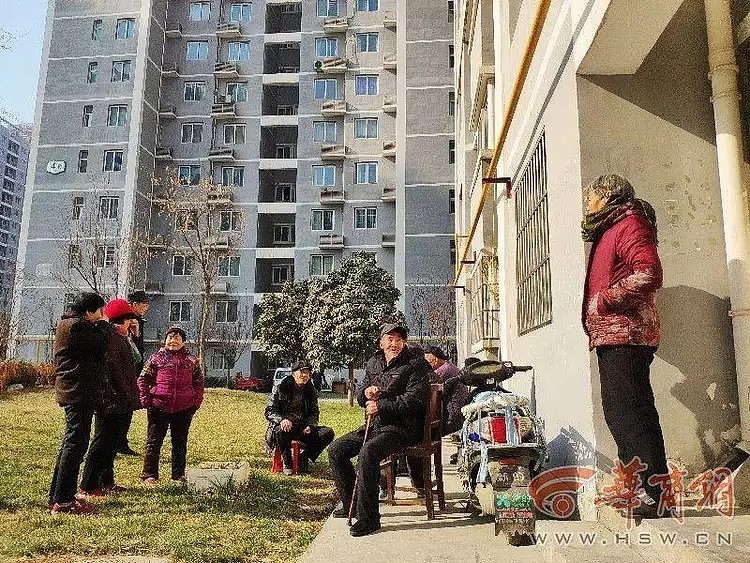 陕西一公租房小区被爆“豪车”林立，记者采访被骂“滚出去”（组图） - 4