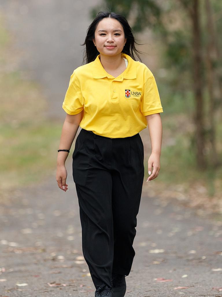 得益于新南威尔士大学的入门课程，Celina Nguyen 在学习验光仅一周后就转入了新南威尔士大学的医学学位。 图片：马克斯·梅森-胡伯斯