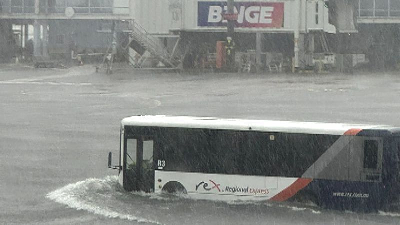 狂风暴雨横扫澳洲东岸！悉尼机场停机坪被淹，航站楼“内涝”！昆州数万家庭断电（组图） - 2