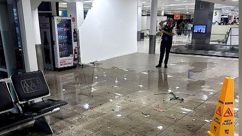 狂风暴雨横扫澳洲东岸！悉尼机场停机坪被淹，航站楼“内涝”！昆州数万家庭断电（组图） - 3