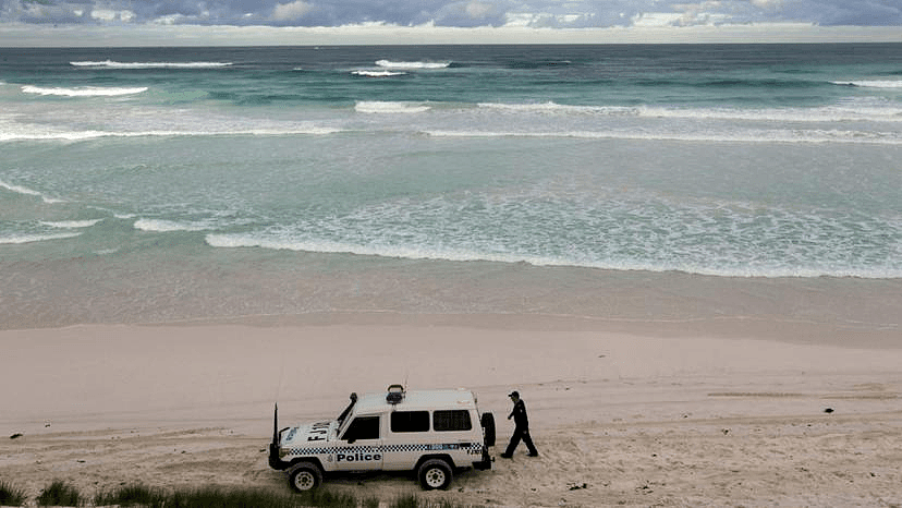 西澳男子冲浪遭鲨鱼袭击，脚踝严重受伤，当局敦促：海滩游客需格外小心（图） - 2