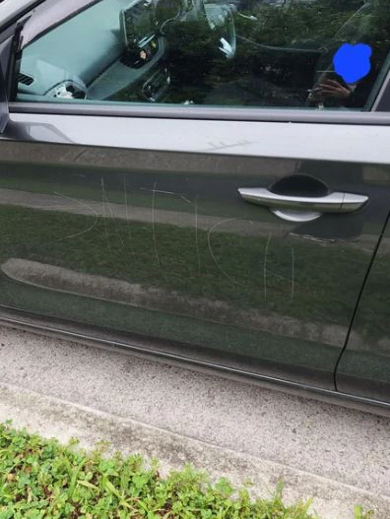 悉尼2车遭人用钥匙刮花，车主懵了！肇事者疑似是位老人（组图） - 2