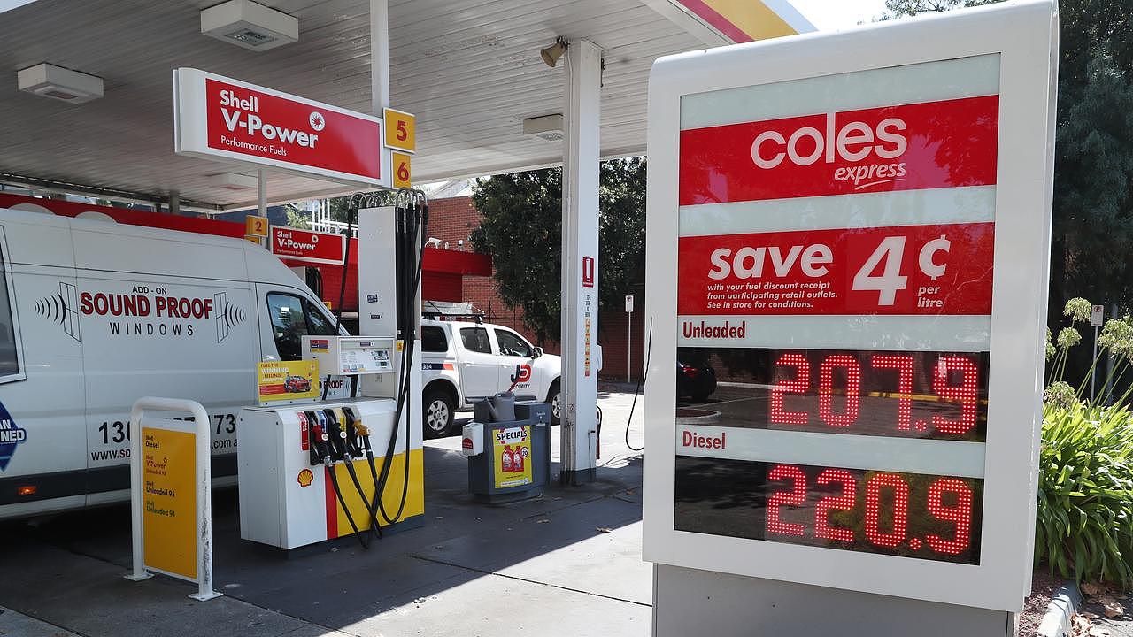 The price of petrol continues to surge in Melbourne Picture: NCA NewsWire / David Crosling
