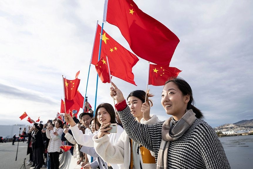 加州地区支持习近平访美的华人华侨夹道欢迎习近平。