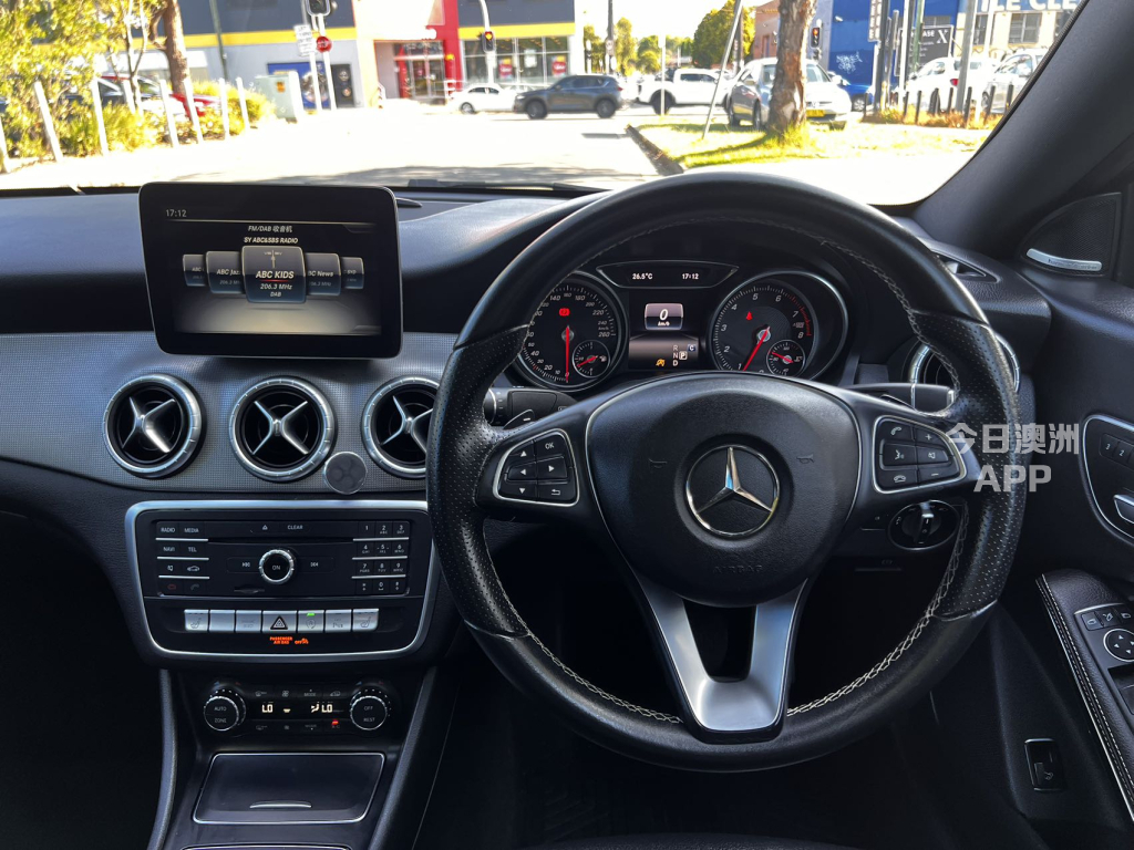 2016年 MercedesBenz cla200豪华轿跑车 免费三年保修