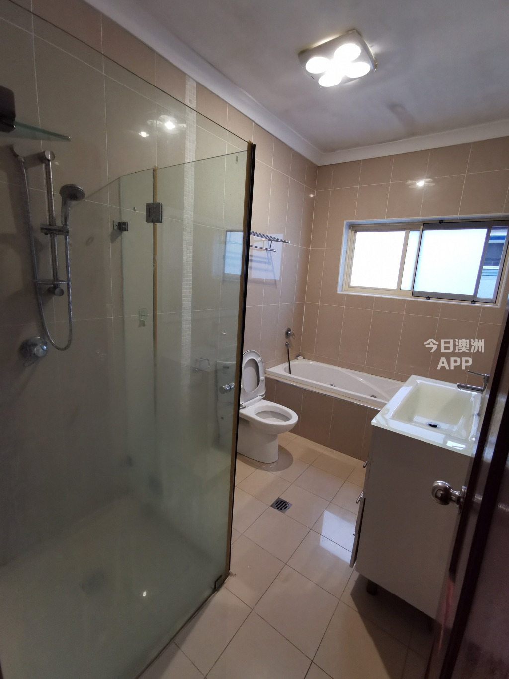 今日悉尼Ashfield 近新近火车站高尚4大房2大厅3卫浴舒适阳光house1330 Ashfield 近新近火车站高尚4大房2大厅3卫浴舒适阳光house1330